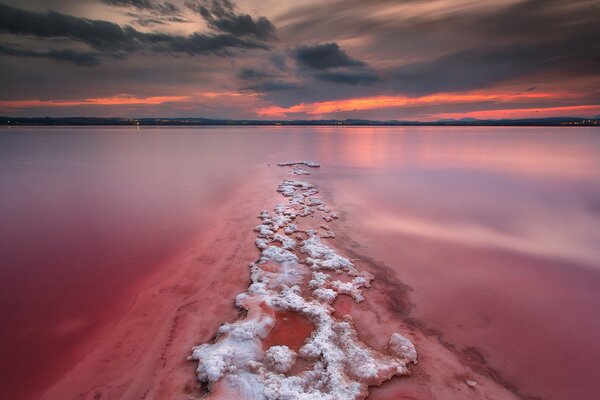 Lac rose au coucher du soleil