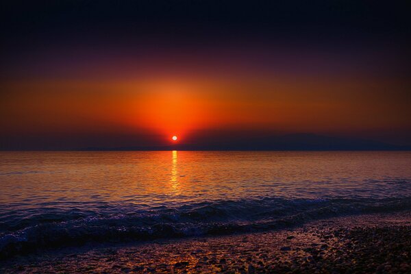 Spiaggia con vista sul tramonto rosso