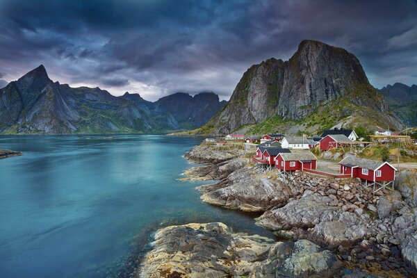 Maisons au pied des montagnes en Norvège. Maisons rouges dans les montagnes