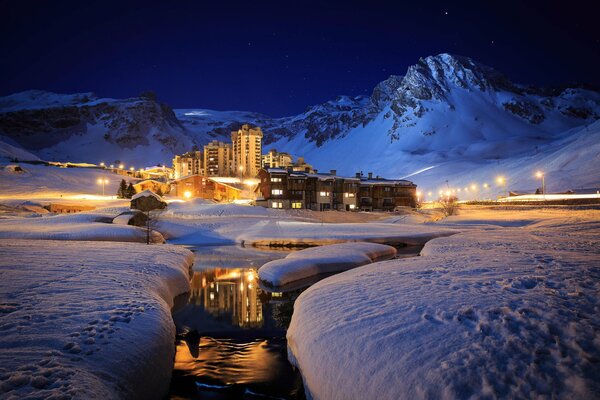 Die Stadt am Fuße der Berge in der Nacht