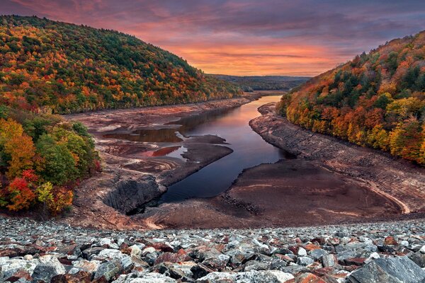 Nature automnale. manche de rivière