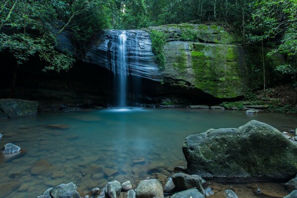 El lugar mágico de la cascada es similar a un arroyo