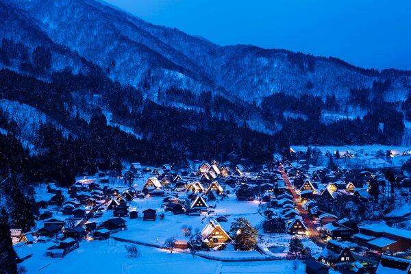 Lichter der Häuser am Winterabend auf Honshu Island