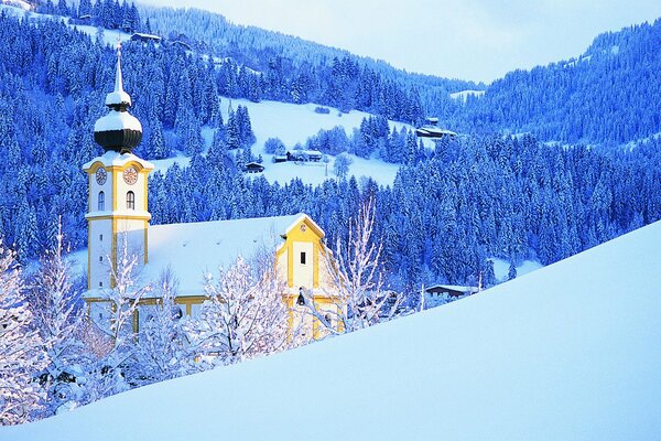 Kirchen mit Uhr auf dem Berg im Winter