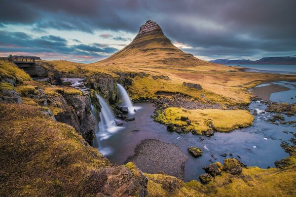 Cascata in Islanda. Fiume di montagna in Islanda