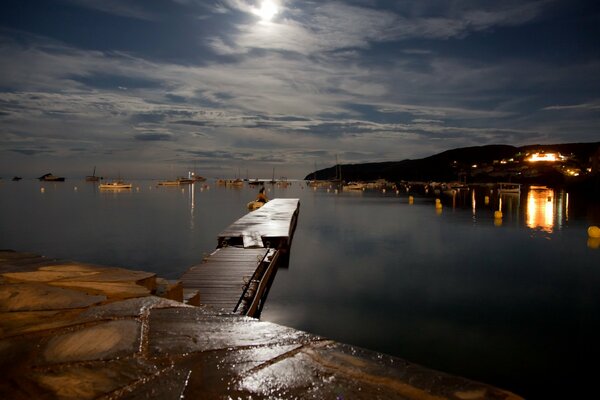 Nachtlandschaft Brücke am See