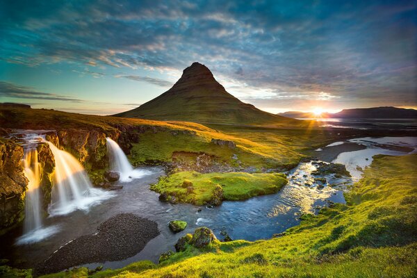 Исландия утром горные водопады