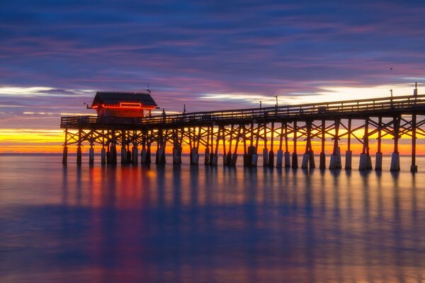 Pier und Haus am Meer