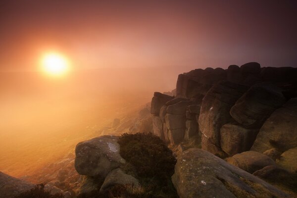 Amanecer temprano en las montañas