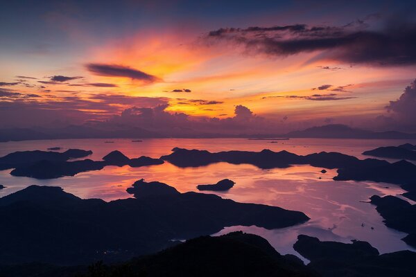 El cielo sobre el mar en Hong Kong al amanecer