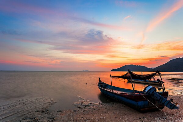 Bateau amarré à la mer