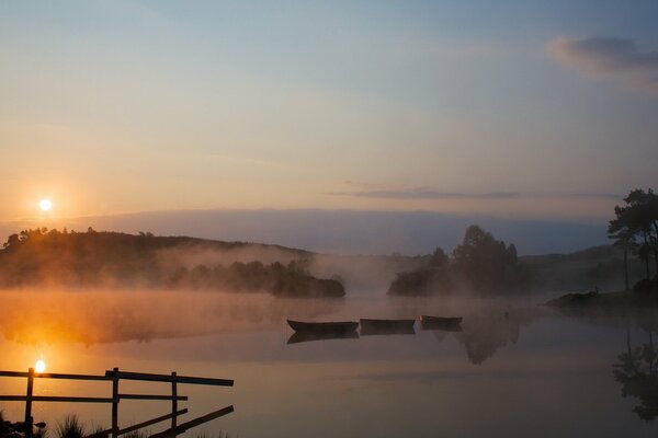 Lago en la niebla de la mañana