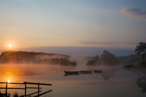 Lac dans le brouillard du matin