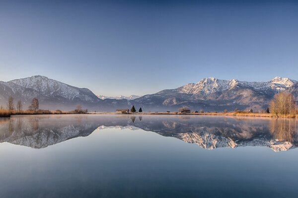 Cielo neve montagna mattina