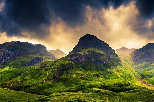 Schottische Wolken verdunkeln die Schlucht und