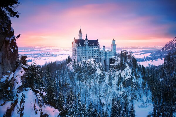 Burg auf dem Berg im Hintergrund des Sonnenuntergangs