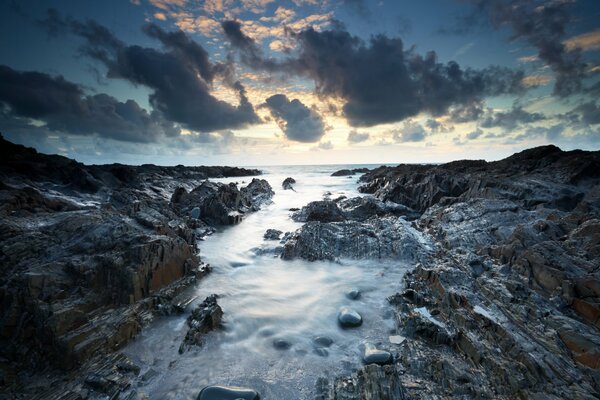 Paysage de roches de la mer et les nuages