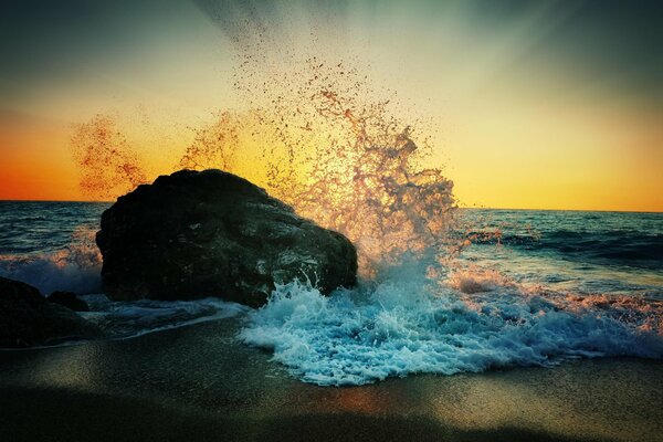 Камень берег море песок