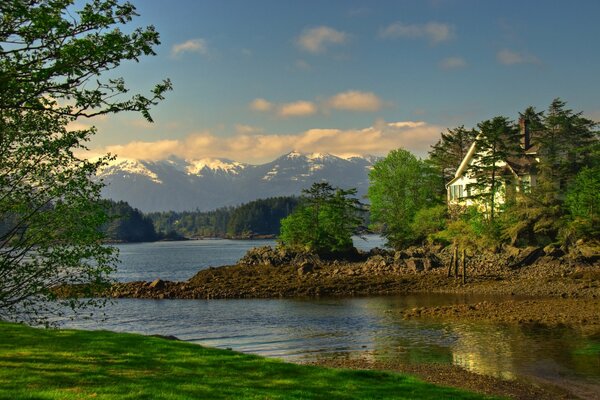 Maison au bord du lac en Alaska aux États-Unis