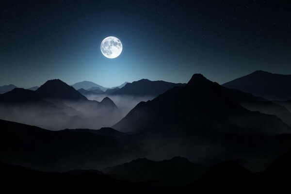 Luna llena en la noche en las montañas