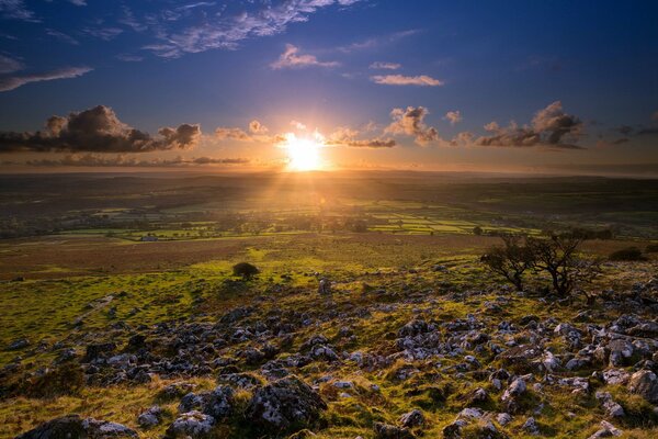 Paisaje de puesta de sol en el fondo del amanecer de la mañana