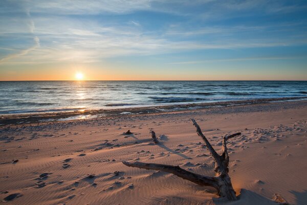 Meer Sonnenuntergang am Sandstrand