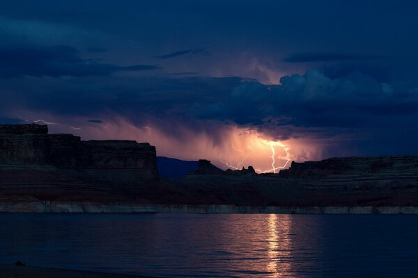 Paisaje nocturno del mar con tormenta