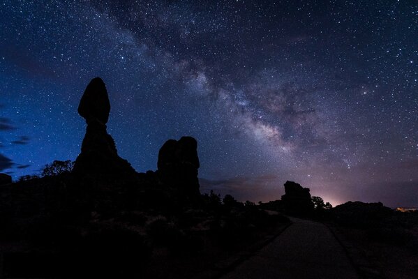 Landschaft der Silhouetten am Nachtsternhimmel