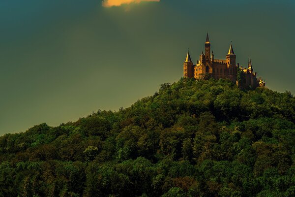 Burg Hohenzollern vor dunklem Himmelshintergrund