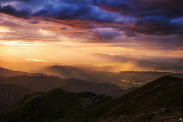 Vallée des montagnes avec de beaux nuages