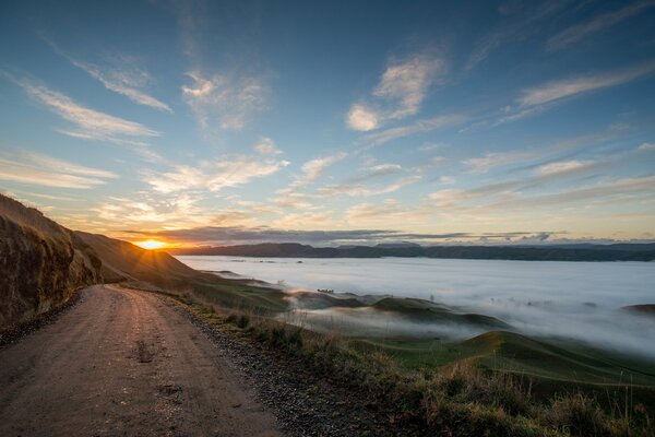 Paisaje de montañas y puesta de sol vespertina