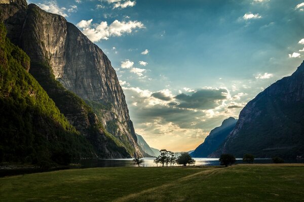 Clouds look into the lake at the foot of the mountains