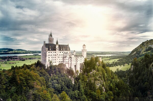 Schloss in den Bergen in der bayerischen Waldlandschaft