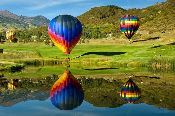 Vol de ballons au-dessus du lac dans les montagnes