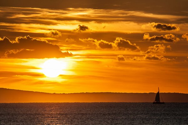 Bateau sur le lac au coucher du soleil