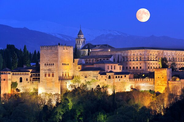 Lune blanche sur la grande forteresse