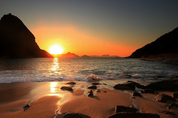 Elegancki Zachód słońca na plaży w Brazylii