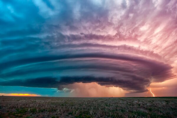 Nuvole di tempesta su un campo in Kansas
