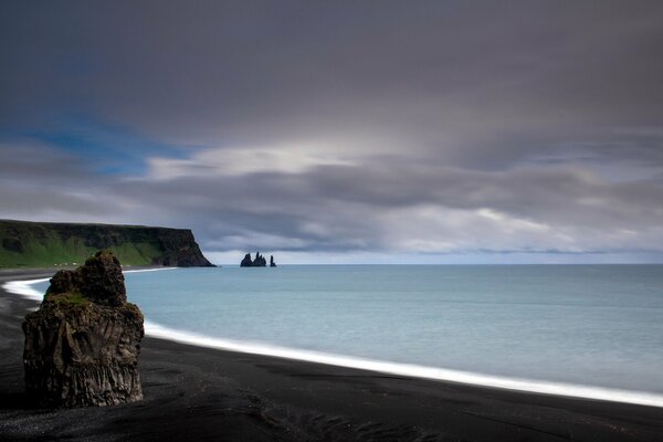 Costa del mar en la isla de reinisdrangar en Islandia