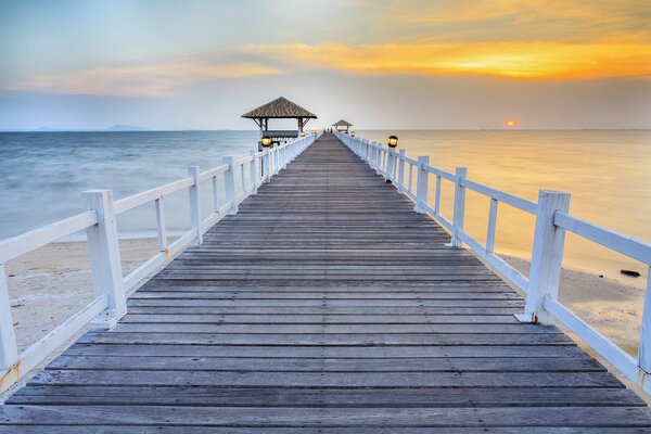 Il ponte in Thailandia va in mare