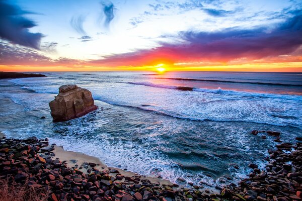 Zachód słońca nad morzem i skałą w Kalifornii