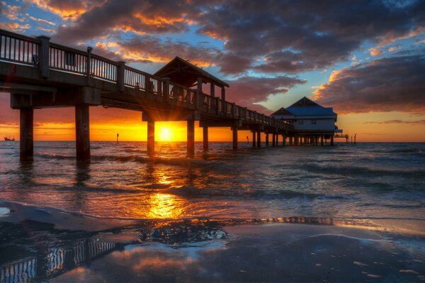 Hoher Pier im Hintergrund des Sonnenuntergangs