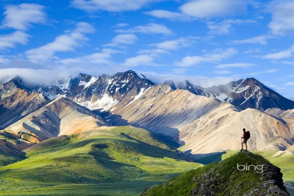 Voyageur dans les montagnes près des nuages