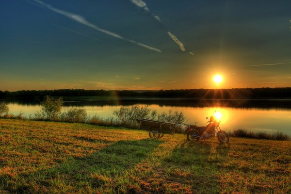 Amanecer sobre el río, lindo paisaje