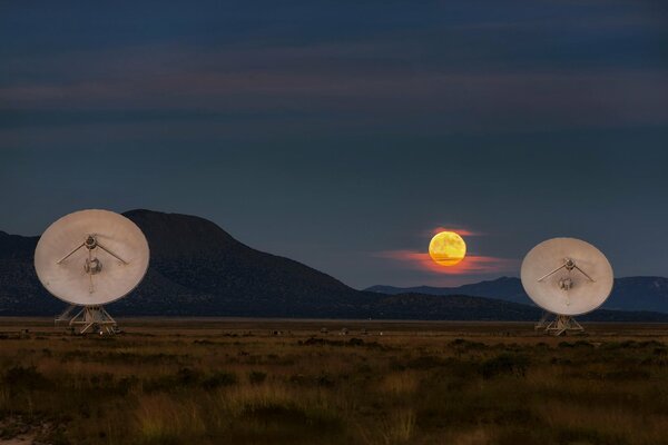 Der Mond in der Dämmerung ist ein unwiderstehlicher Anblick