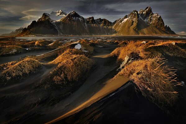 Paisaje de Islandia montañas en la oscuridad