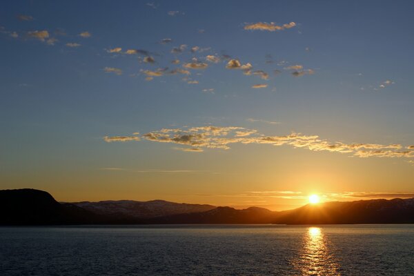 Sonnenuntergang im Meer. berge am Horizont