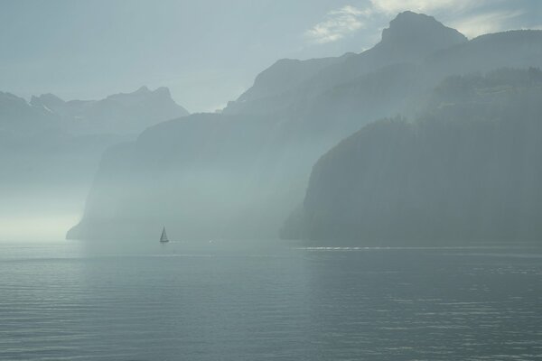 Voilier matin brumeux sur le lac