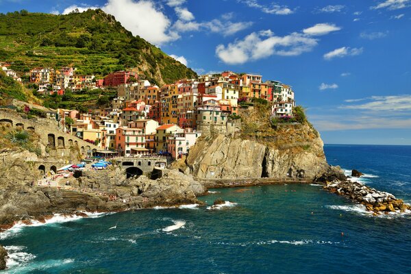 Manarolla, Italien, Cinque Terre. Häuser am Meer vor dem Hintergrund der Berge