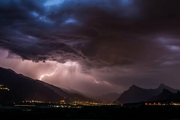 Orage sur la ville de nuit